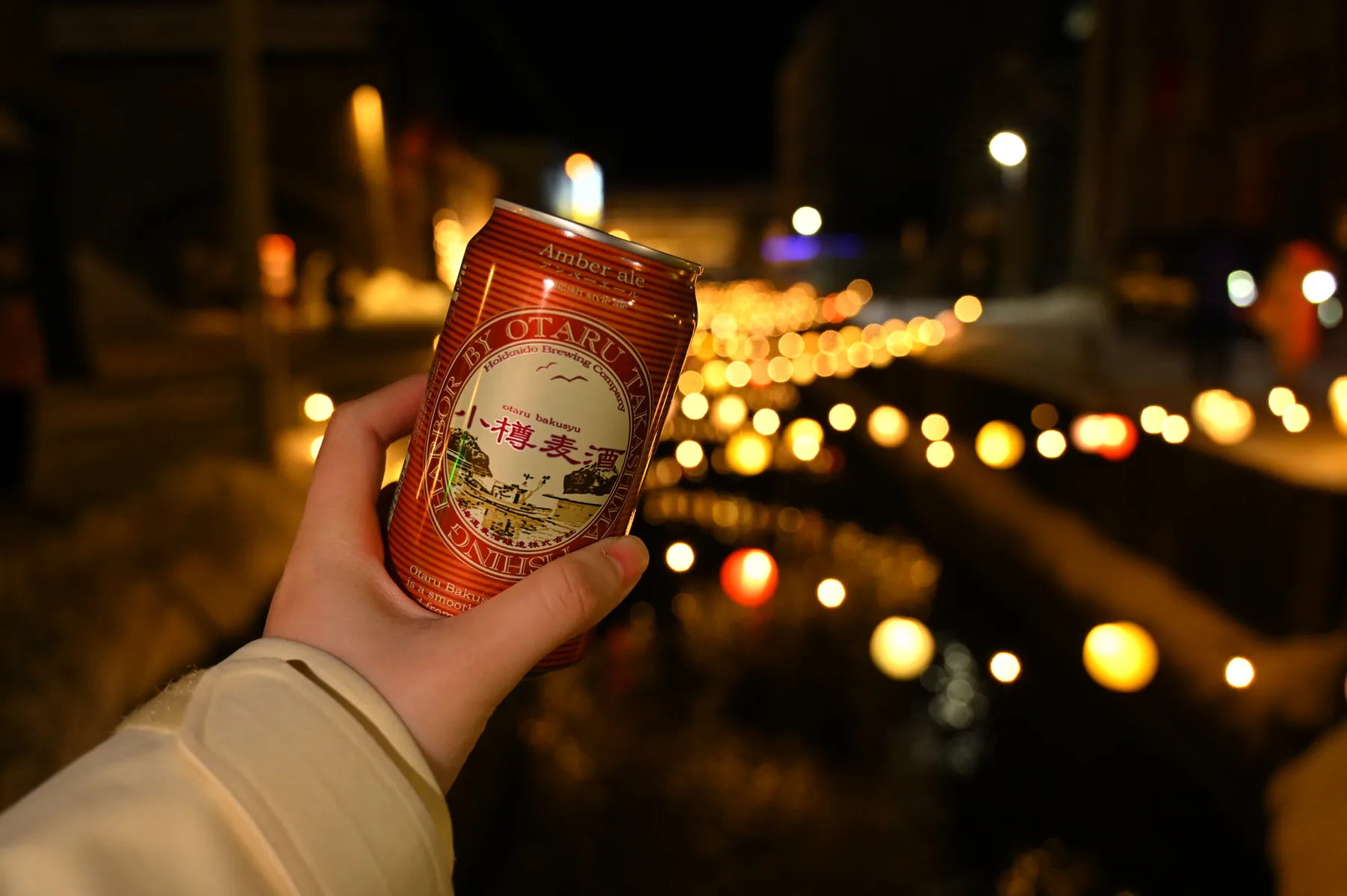 夜景灯光前的饮品
